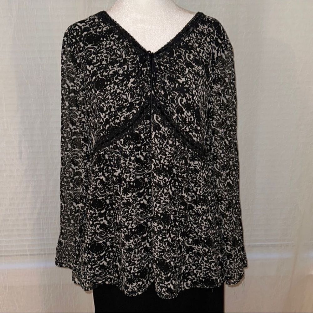 Motherhood Maternity M Black White Floral Long Sleeve Blouse Velvet Details